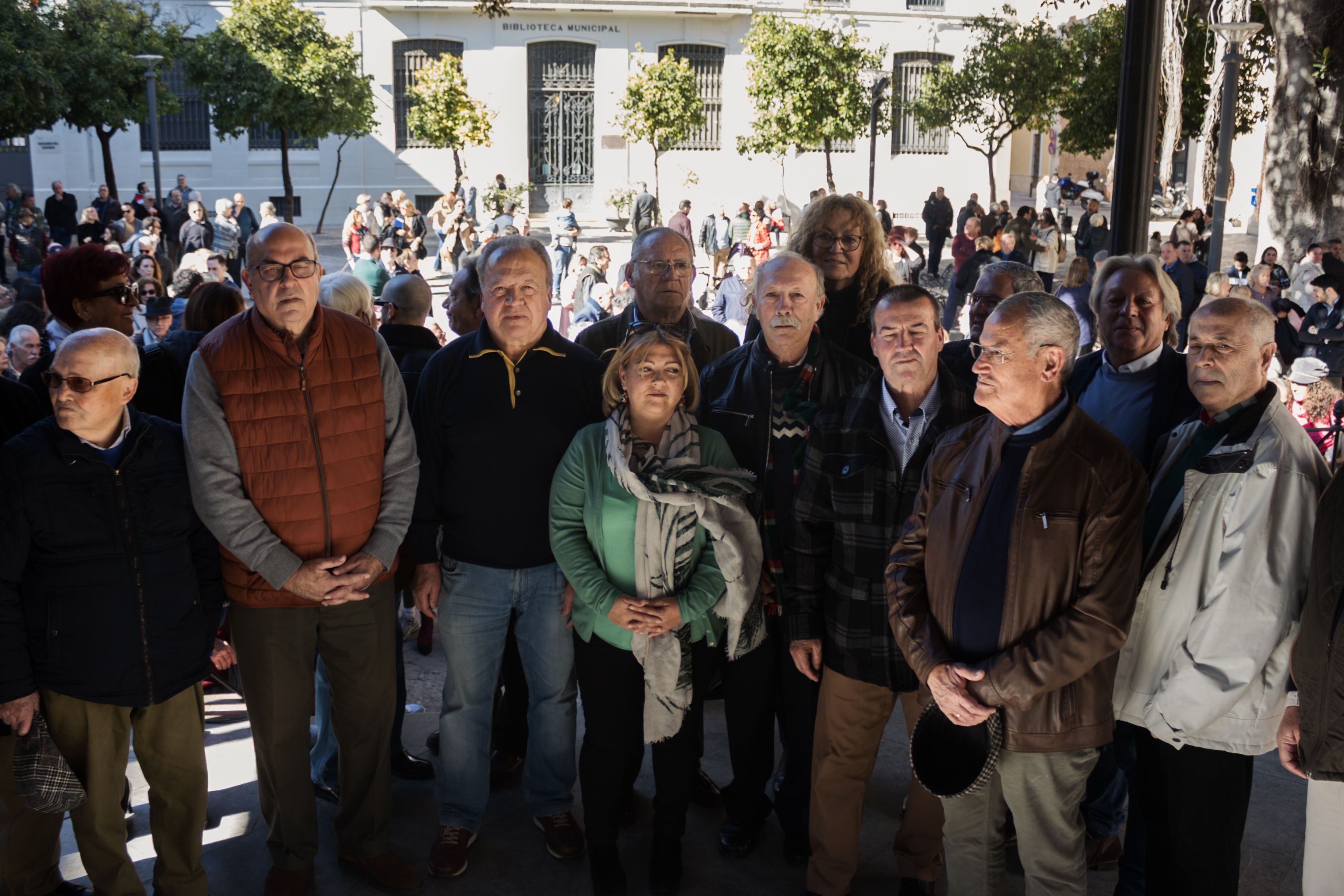 Pacheco junto a su esposa con amigos y miembros de la plataforma.    CANDELA NUÑEZ 