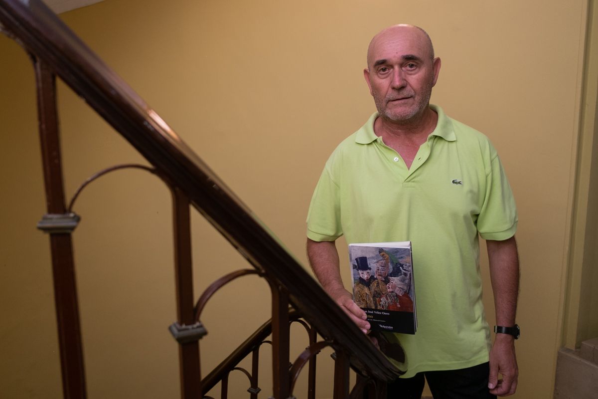 Juan José Vélez, antes de presentar un par de obras en la Fundación Caballero Bonald. FOTO: MANU GARCÍA