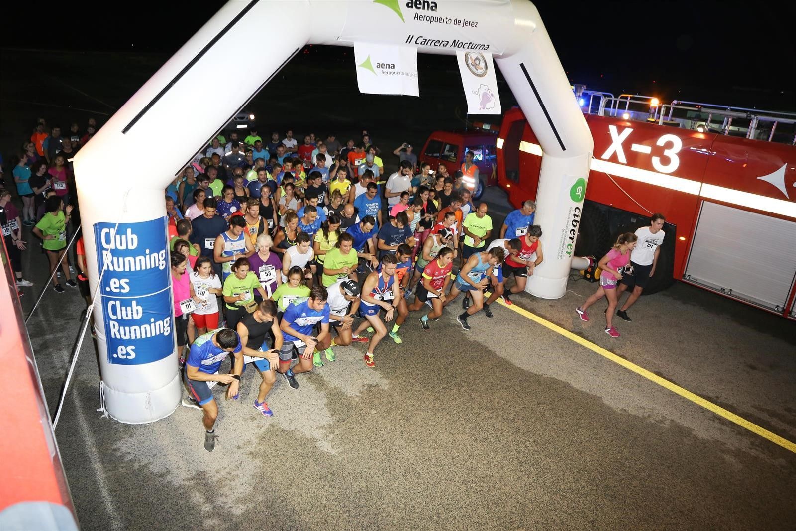 Unos 200 participantes en la carrera nocturna con fines benéficos del Aeropuerto de Jerez.