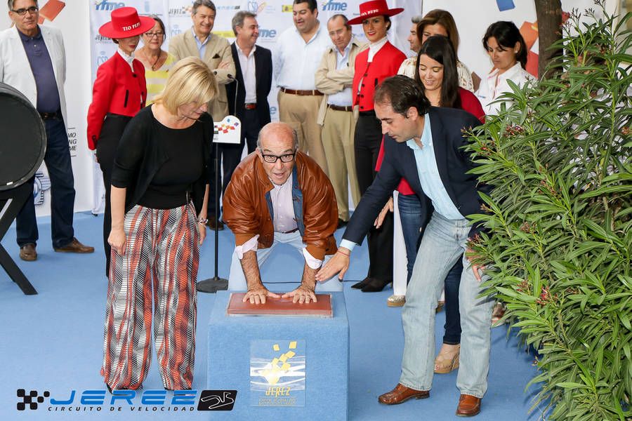 Pelayo y Saldaña, en su etapa como alcaldesa y vicealcalde de Jerez, acompañan a Carmelo Ezpeleta en la inauguración de su estrella en el Paseo de la Fama del Motor en Jerez.