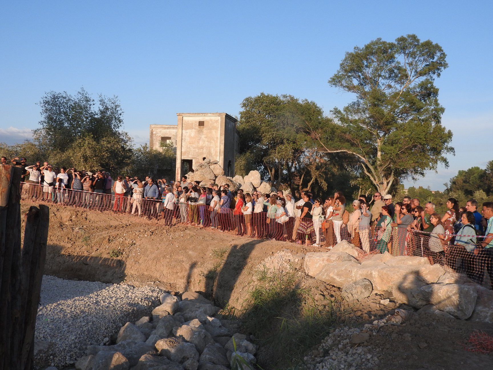 Decenas de personas asisten, en días pasados, a una charla sobre los hallazgos arqueológicos de La Corta. FOTO: JOSÉ ÁNGEL SÁNCHEZ ABRINES