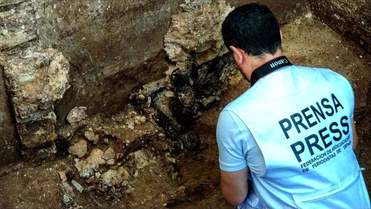 Juan Miguel Baquero, en una fosa común. FOTO: JMB