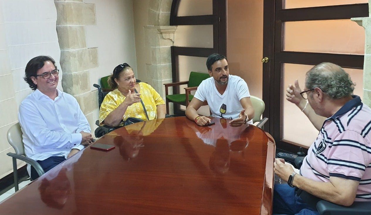 Un momento de la reunión de Díaz con Adifi.