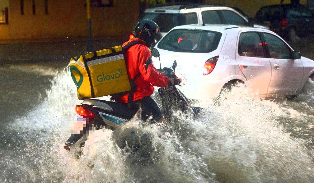 Repartidor de Glovo en una riada. FOTO: La Voz (Argentina).