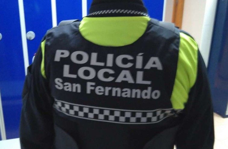 Un agente de Policía Local de San Fernando, con un chaleco antibalas.