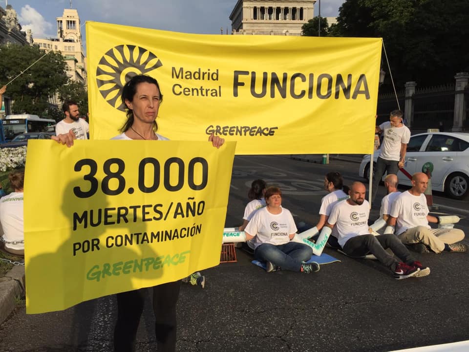 Miembros de Greenpeace, concentrados para pedir una reducción de la contaminación.