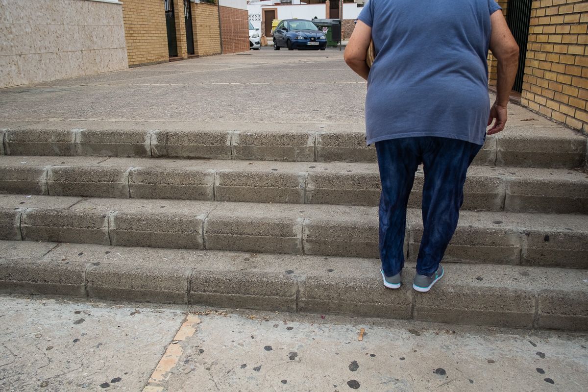 Esta es la escalera que tiene subir un vecino discapacitado para llegar hasta su coche. FOTO: MANU GARCÍA.