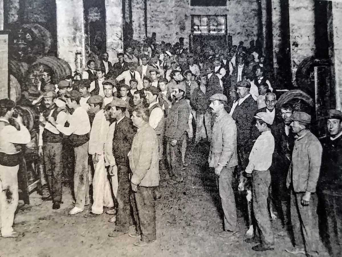 Empleados de Domecq, a principios del siglo XX, esperando su ración diaria de vino.