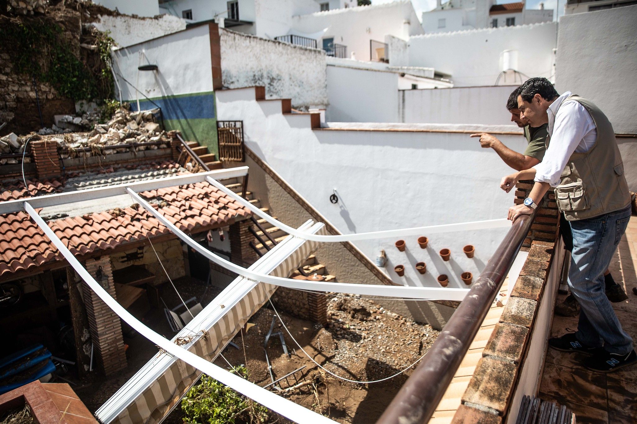 Daños materiales en Alhaurín el Grande, en la visita del presidente Juanma Moreno del pasado domingo. FOTOS: JUNTA