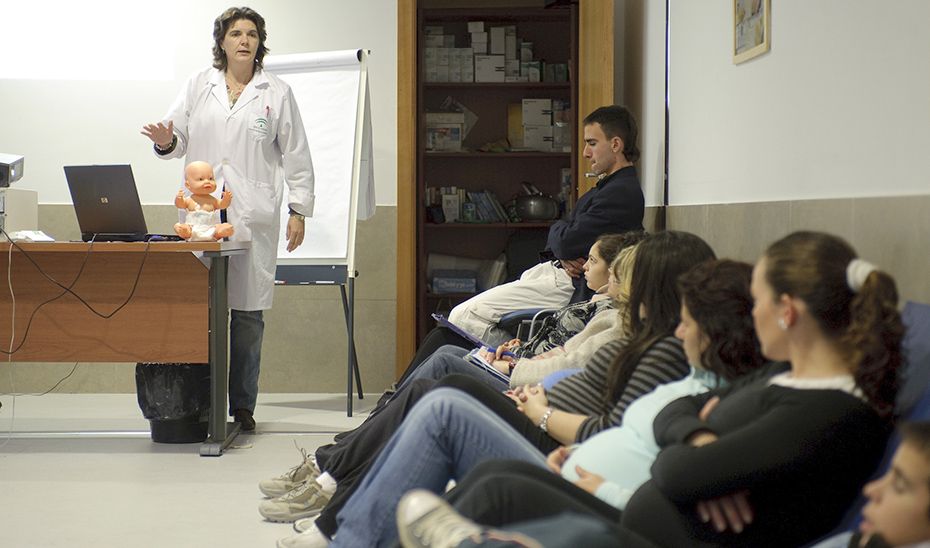 Una matrona habla a un grupo de embarazadas durante una clase de preparación al parto. FOTO: JUNTA DE ANDALUCÍA