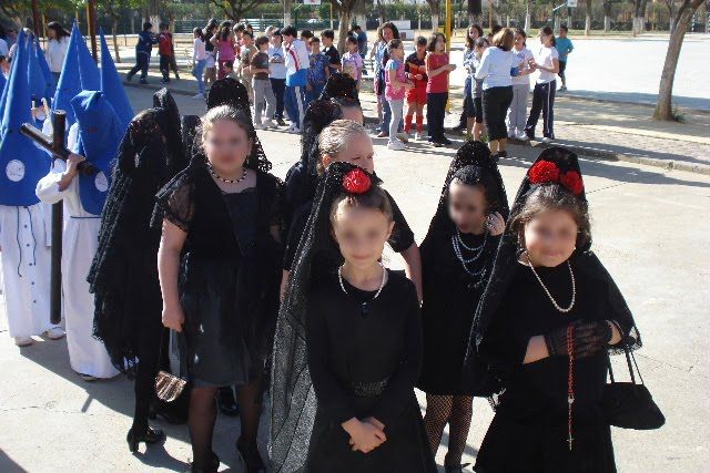 Unas niñas, vestidas de mantilla para una procesión escolar. en una imagen de archivo. FOTO: SEVILLA LAICA