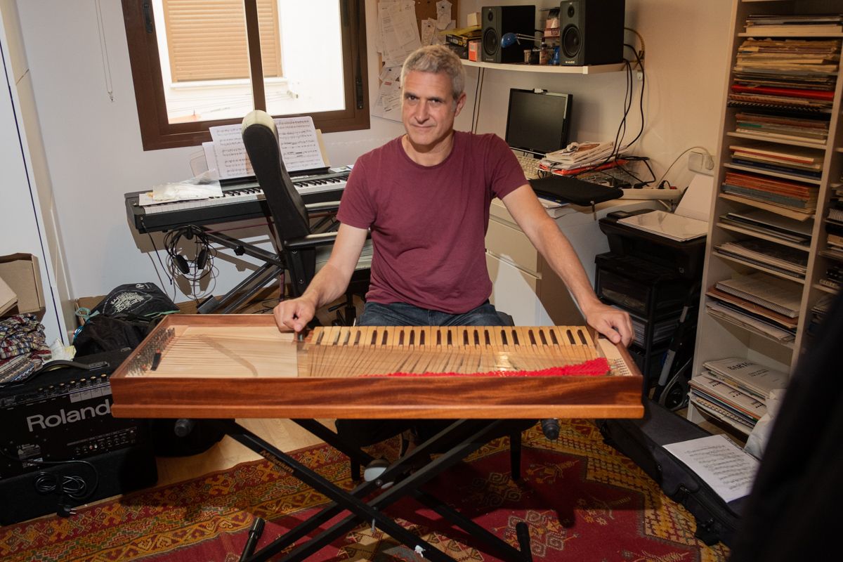 Alejandro Rojas-Marcos, ante su clavicordio, en el estudio de su casa en Jerez. FOTO: MANU GARCÍA