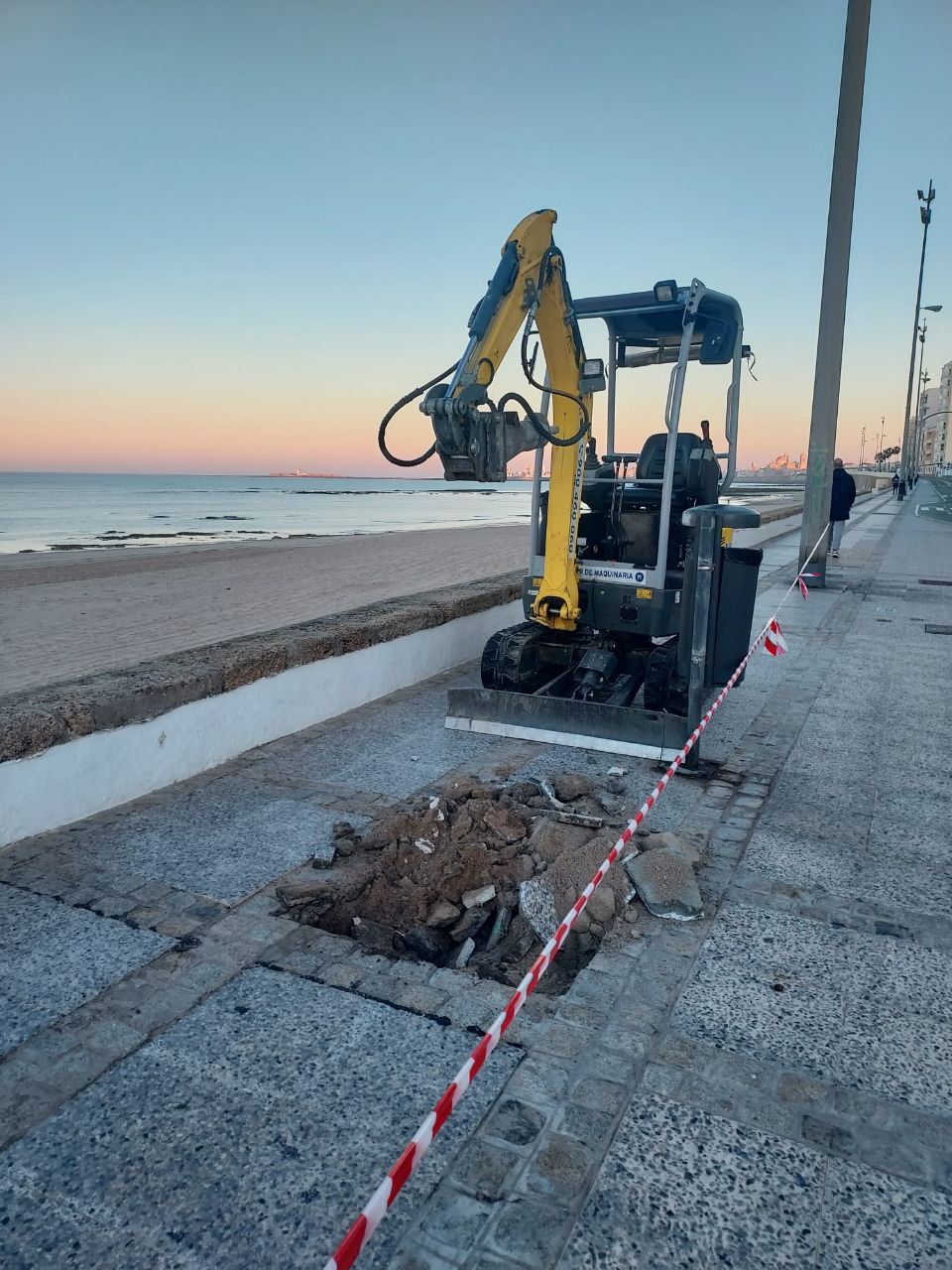 Obra para plantar árboles en el Paseo Marítimo.