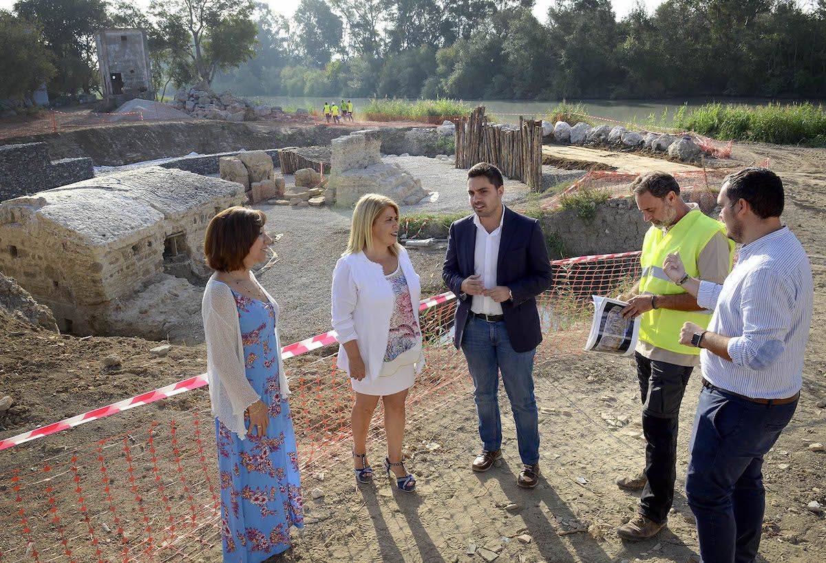 La alcaldesa Mamen Sánchez, los delegados Jesús Alba y Carmen Collado, y el diputado Antonio González, en los molinos de La Corta.