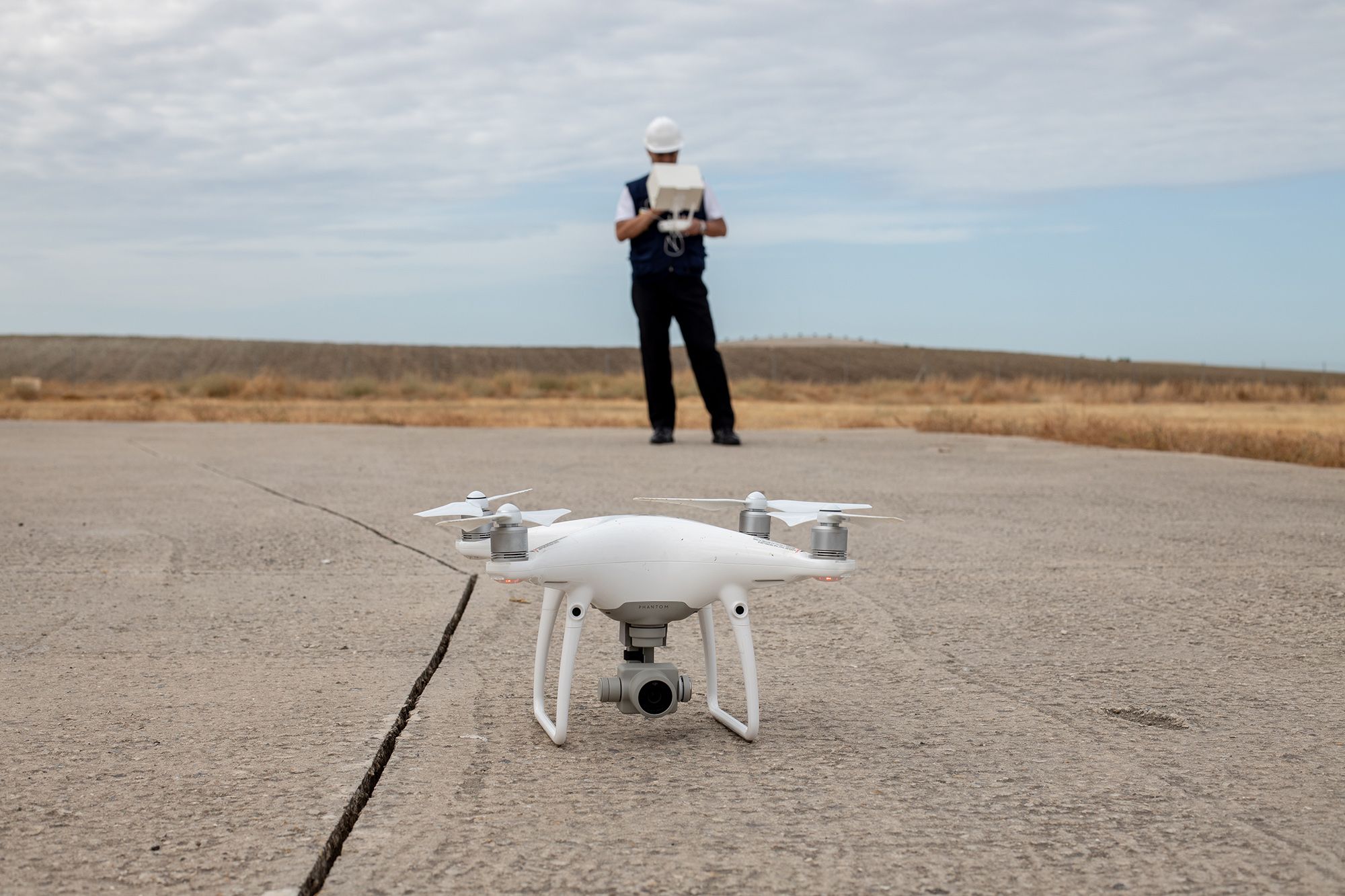 Chema Plaza, instructor de FTE Jerez, manejando uno de los drones de la escuela. FOTO: JUAN CARLOS TORO
