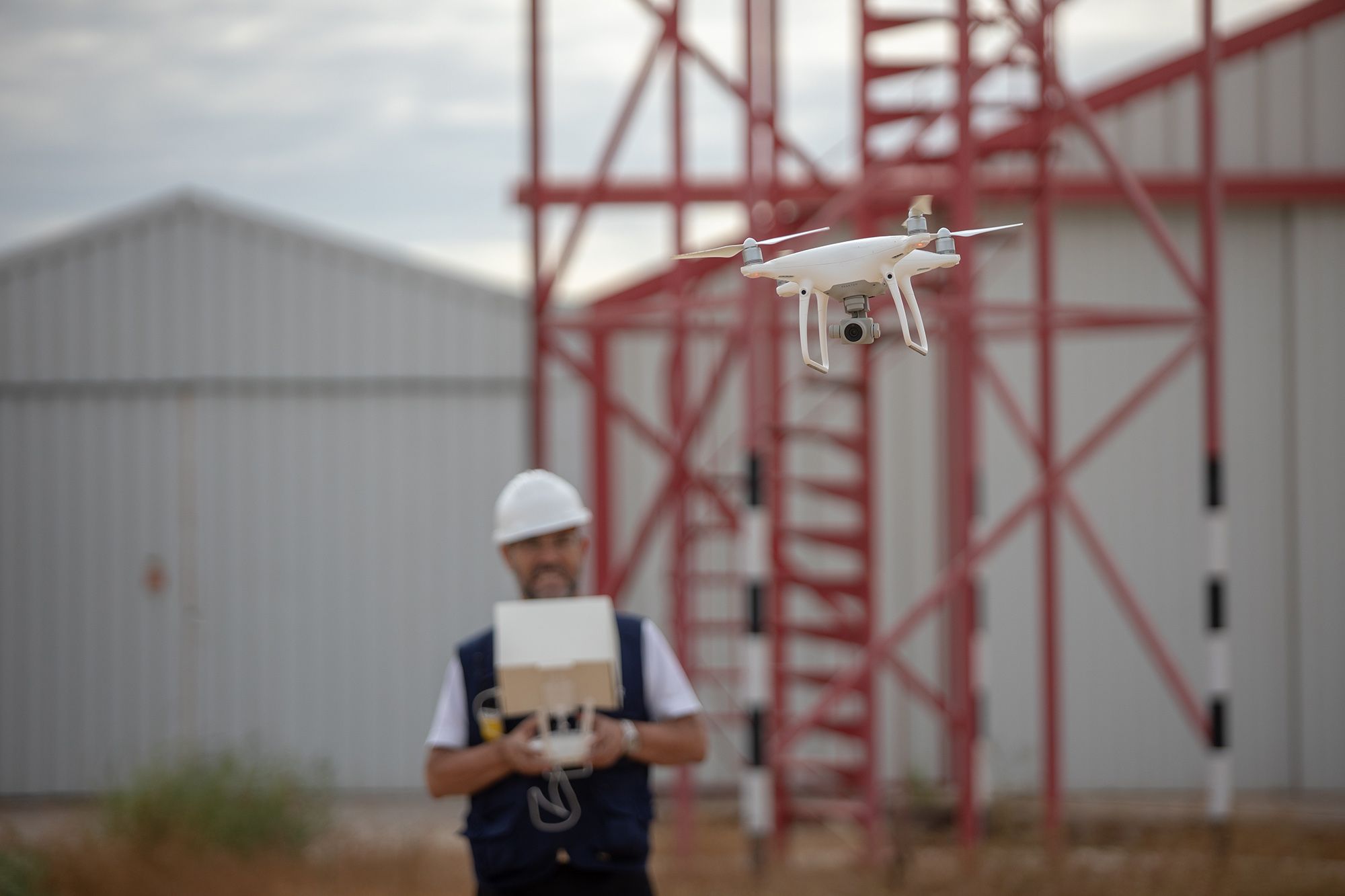 Un especialista con un dron volando. Este año la Junta oferta un curso para pilotar drones.