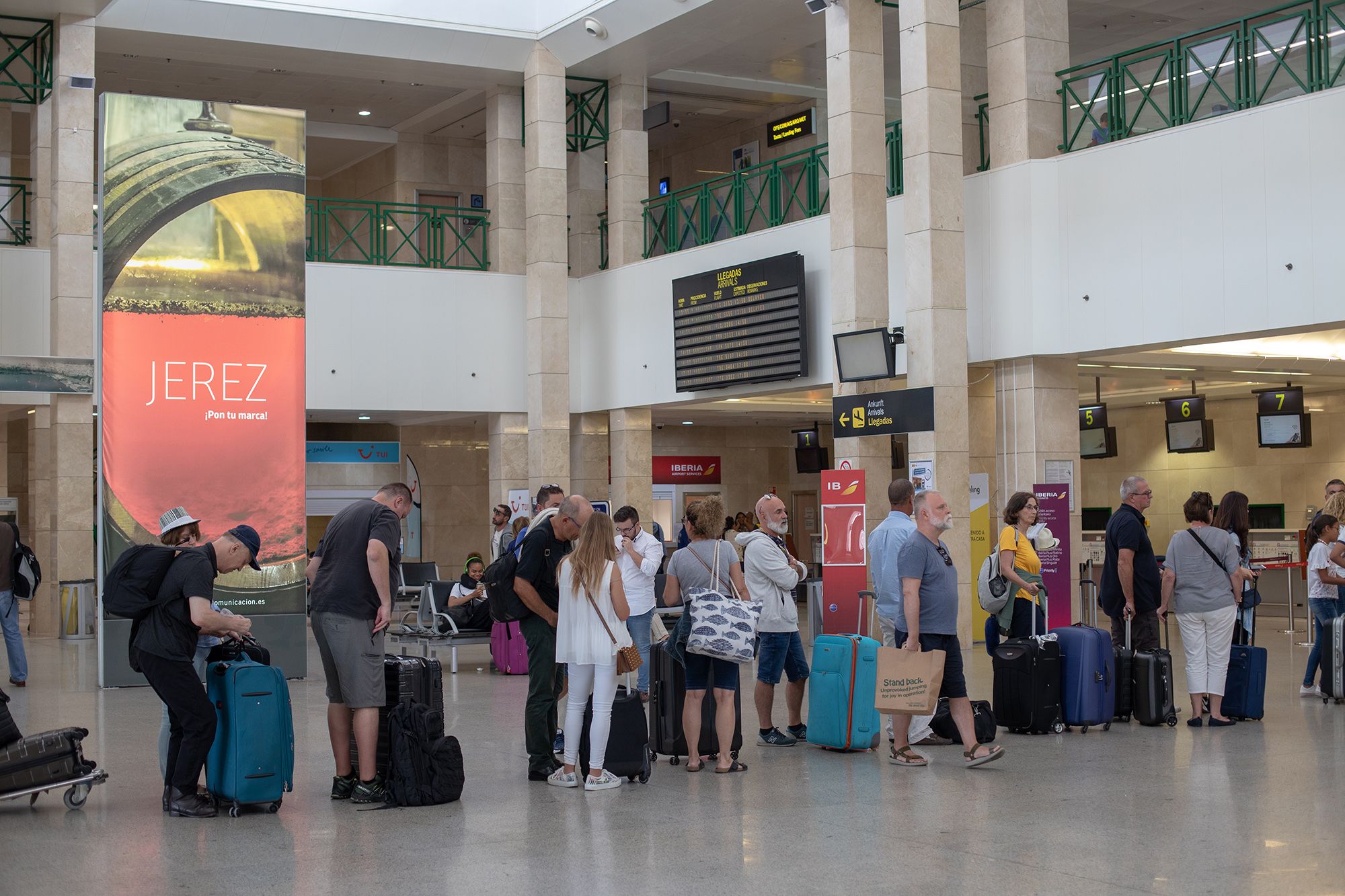Usuarios aguardando facturar en el Aeropuerto de Jerez, en. una imagen reciente. FOTO: JUAN CARLOS TORO