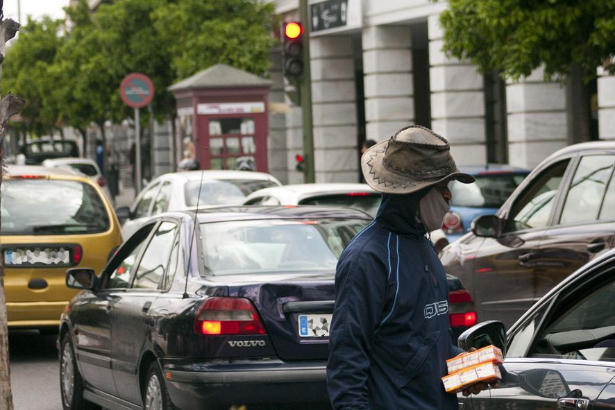 Una persona vende pañuelos en un semáforo en Jerez, en una imagen de archivo. FOTO: MANU GARCÍA