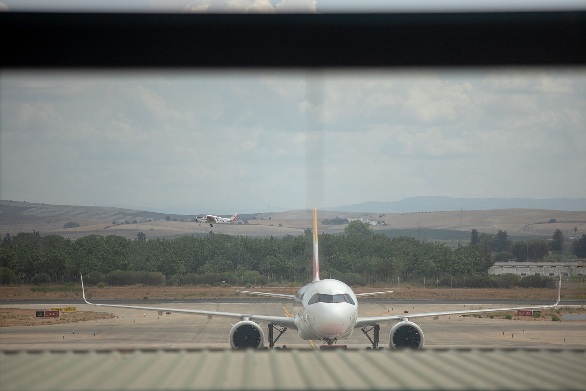 Un avión, en el Aeropuerto de Jerez. FOTO: JUAN CARLOS TORO
