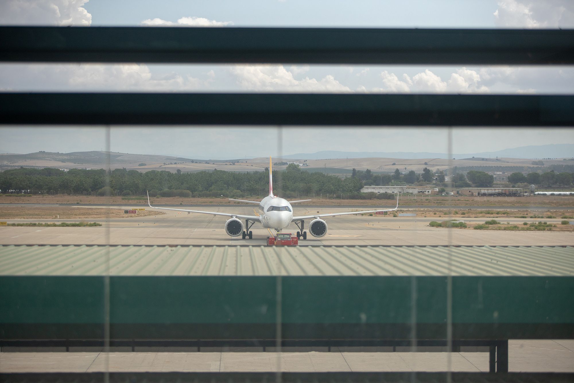 Un avión, en la pista del Aeropuerto de Jerez, en una imagen de archivo. FOTO: JUAN CARLOS TORO
