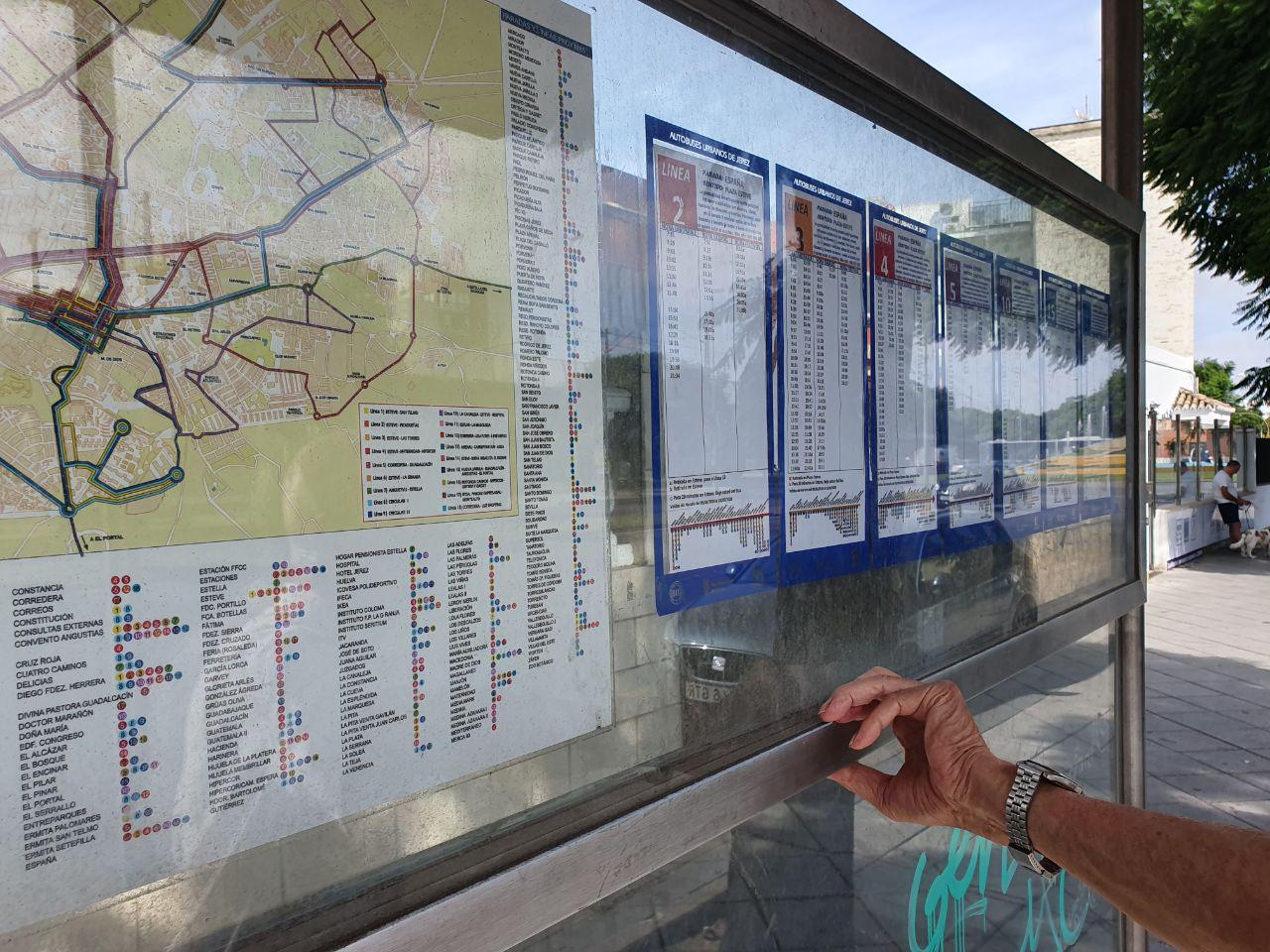 Un usuario, consultando los horarios de autobuses de Jerez.