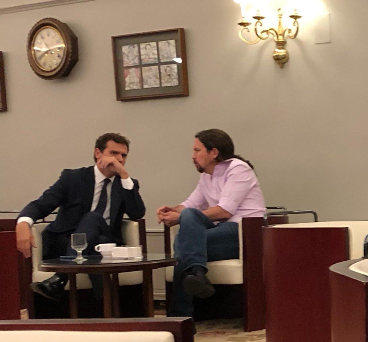 Rivera e Iglesias, en la cafetería del Congreso en una foto publicada por Óscar Puente en Twitter.
