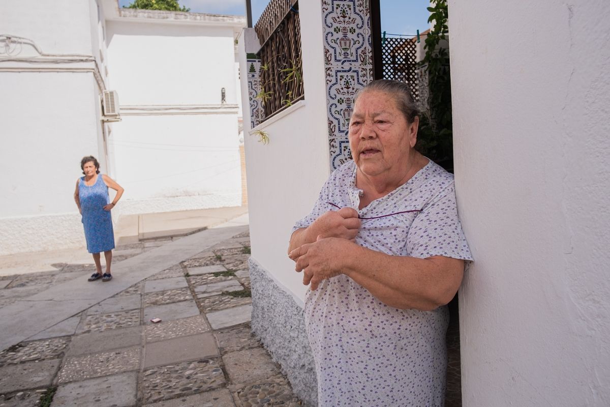 Paqui, vecina de las 'casitas bajas', en la puerta de su vivienda. FOTO: MANU GARCÍA