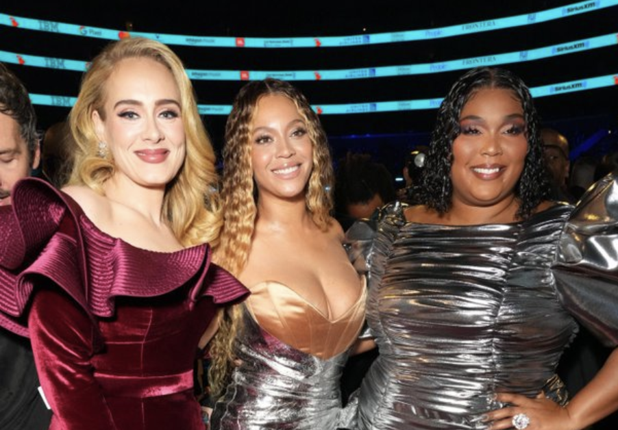 Adele, Beyoncé y Lizzo, en la gala de los premios Grammy, en una imagen difundida en redes.