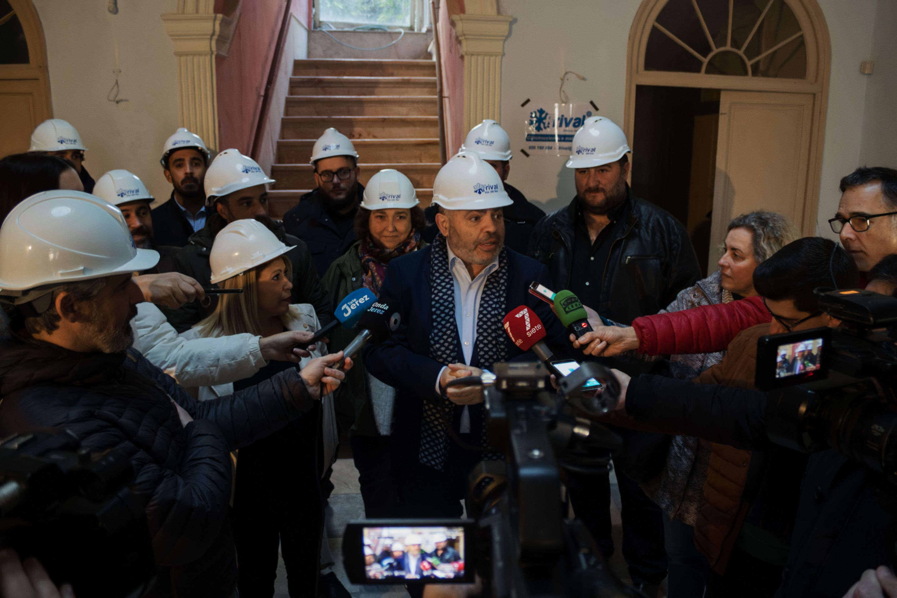 El empresario explicando a los medios de comunicación detalles del trabajo que se ha iniciado.     CANDELA NÚÑEZ