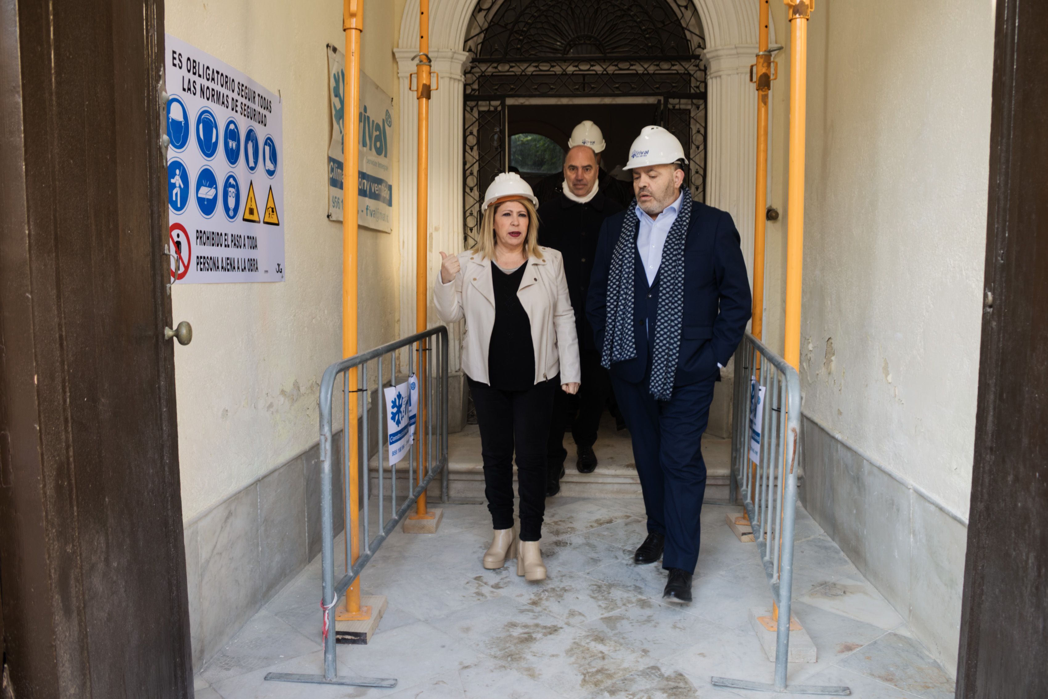 Fulgencio Meseguer y la alcaldesa Mamen Sánchez visitando el palacio en el comienzo de su rehabilitación.