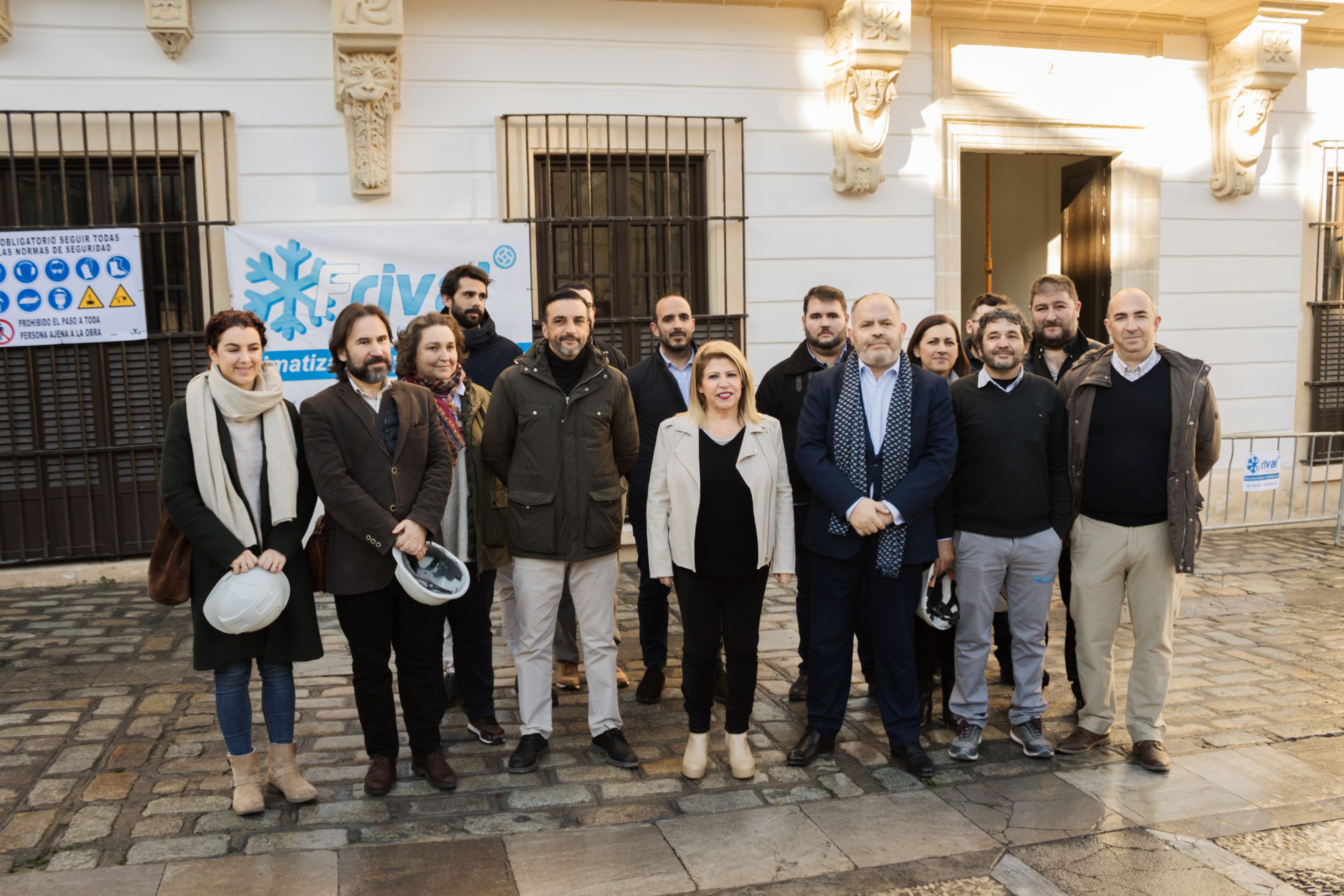 Sánchez y Meseguer junto al equipo técnico y de construcción  que ya acomete las obras.    CANDELA NÜÑEZ
