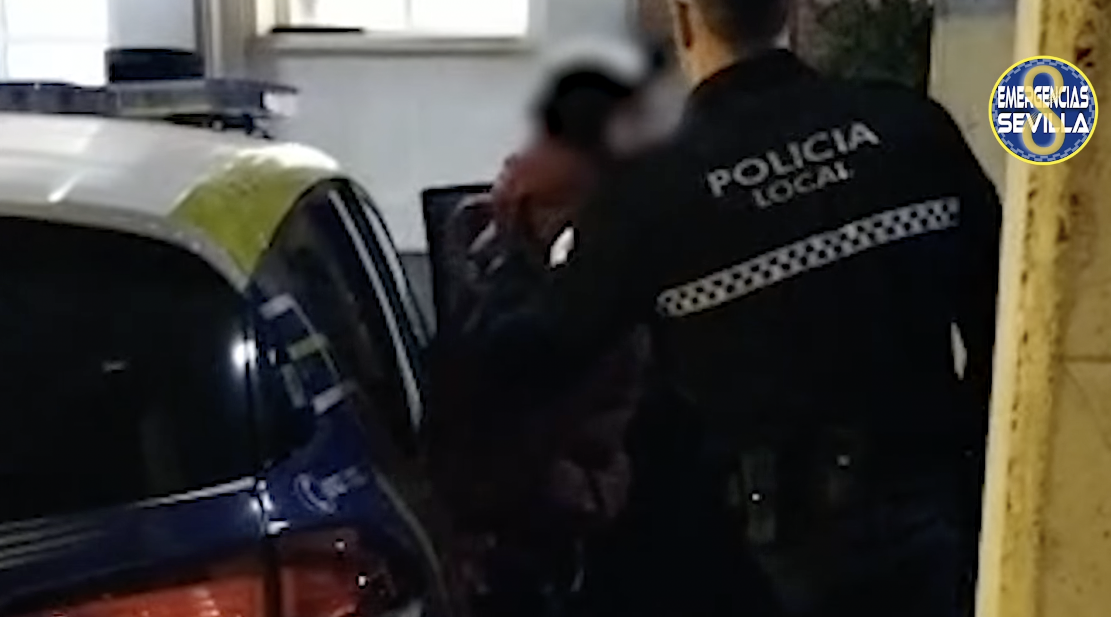 Llegada a la comisaría de Policía Local de Sevilla del individuo que robó a punta de cuchillo un coche en Badajoz.