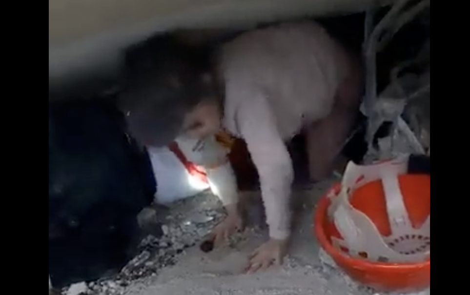 Una niña turca, rescatada de entre escombros tras el terremoto.