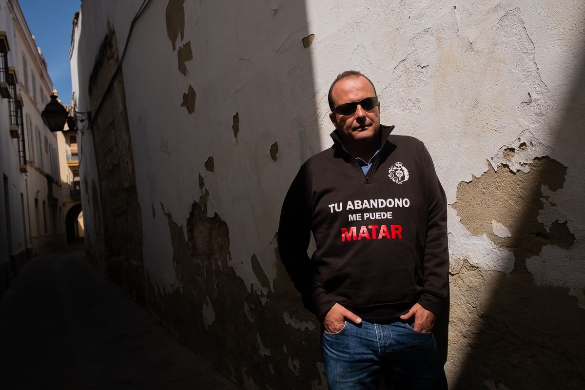 Javier Arroyo, funcionario de prisiones, posando tras la entrevista. FOTO: MANU GARCÍA
