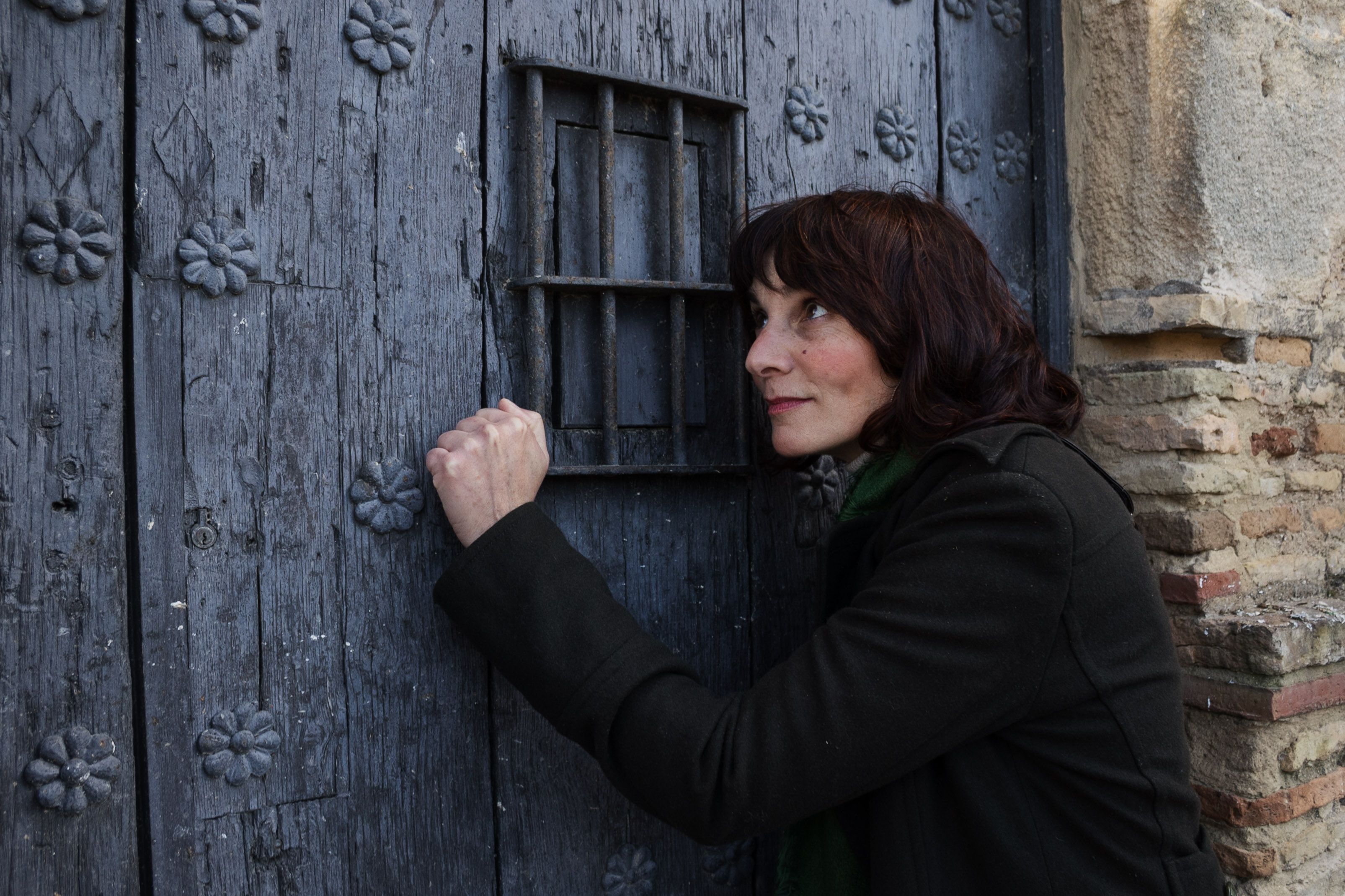 María Duarte llamando a una de las puertas del Alcázar tras la entrevista. CANDELA NÚÑEZ