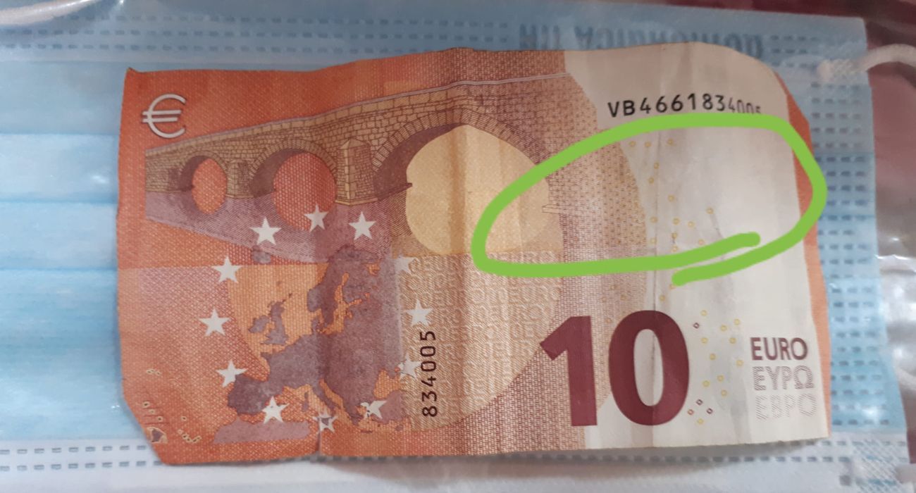 Sobre el círculo lleva escrito el mensaje el billete buscado.