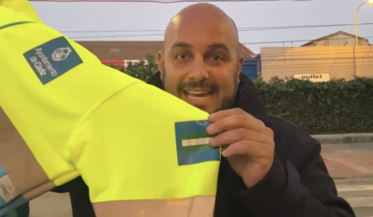 El escudo del Ayuntamiento de Madrid ha sido remplazado por una bandera de Andalucía. El escudo del Ayuntamiento de Madrid ha sido remplazado por una bandera de Andalucía.