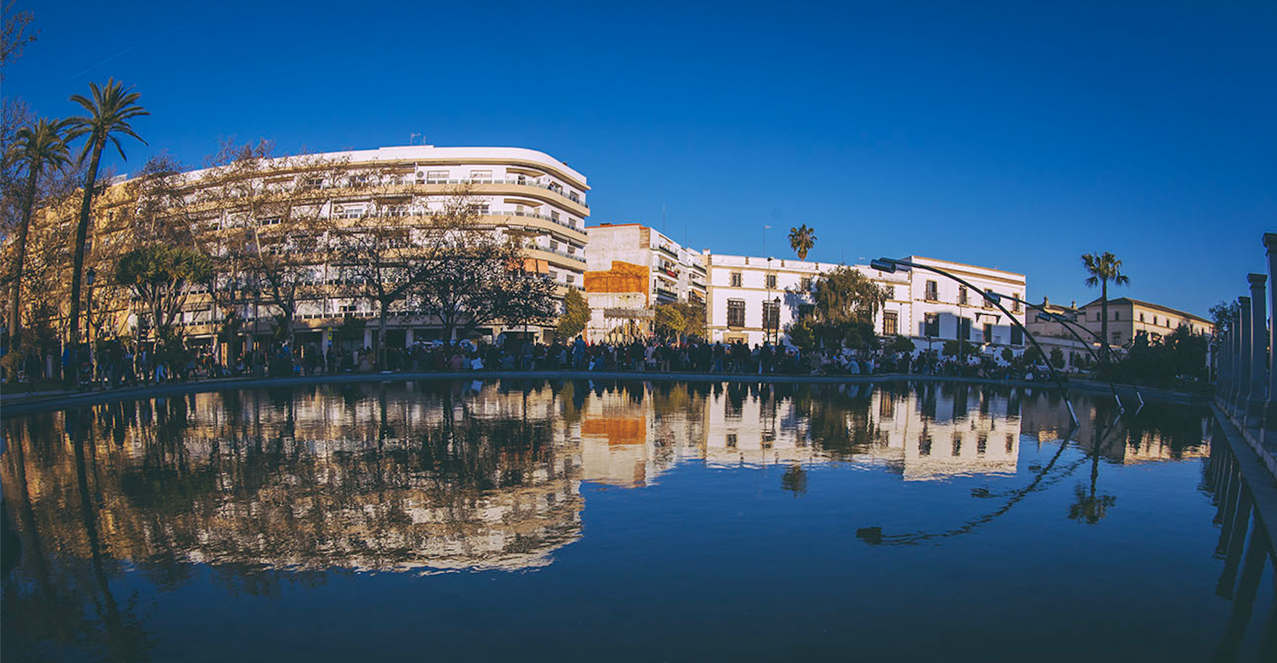 ¿Cuáles son los cambios más importantes para Semana Santa en Jerez? En la imagen, el lago del Mamelón reflejando el acceso de las hermandades a la calle Eguiluz.