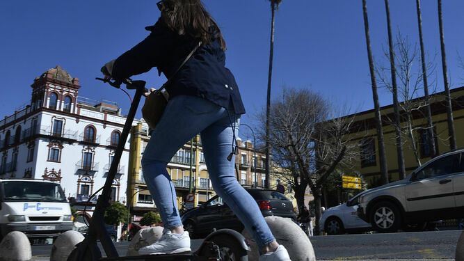 Imagen de una persona utilizando un patinete eléctrico en Sevilla.