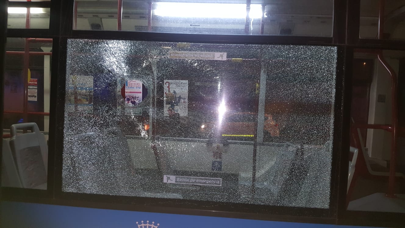 Estado de la luna del autobús tras el ataque sufrido en Blas Infante. FOTO: LAVOZDELSUR.ES