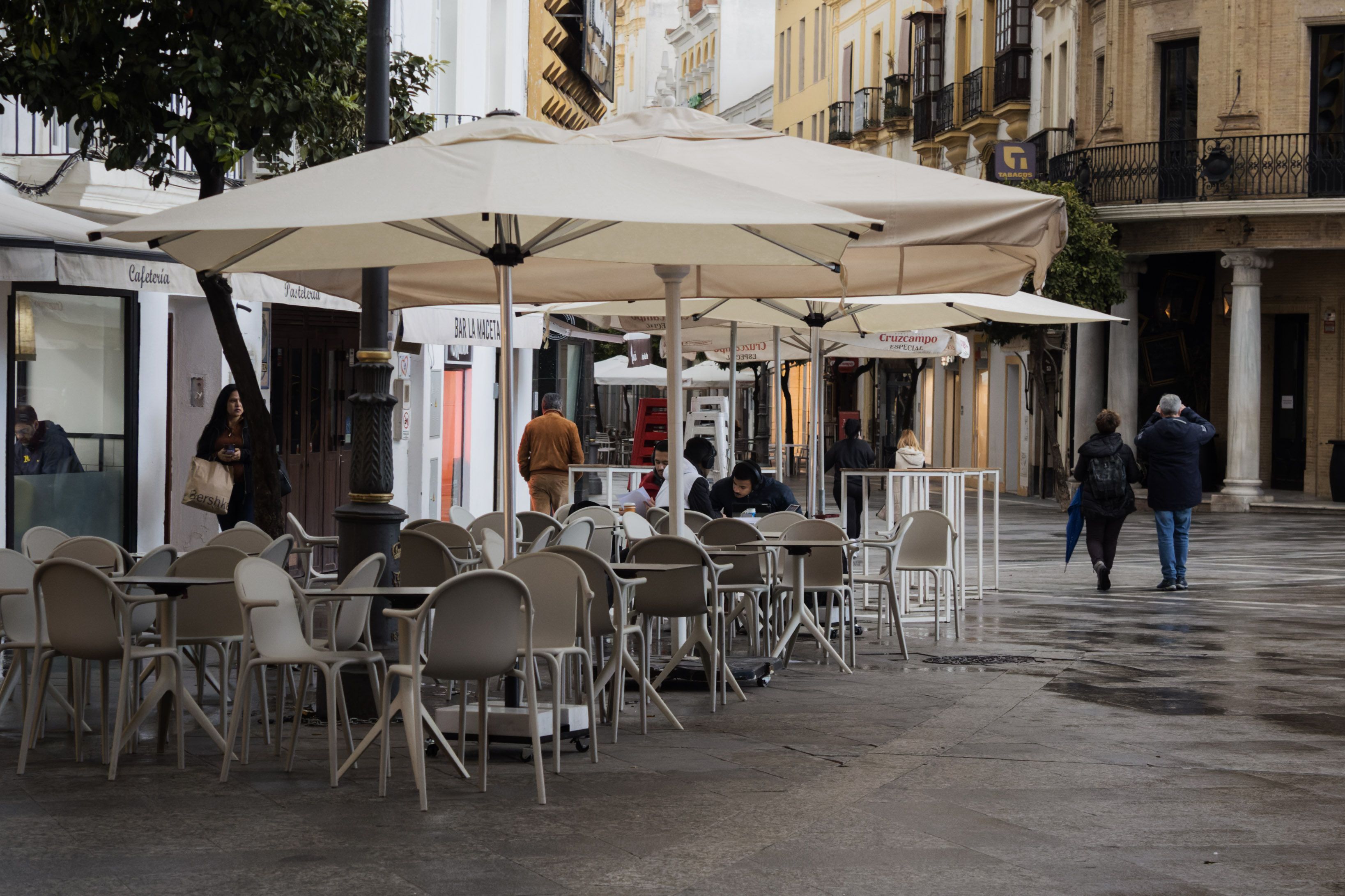Un establecimiento con velador en calle Lancería.