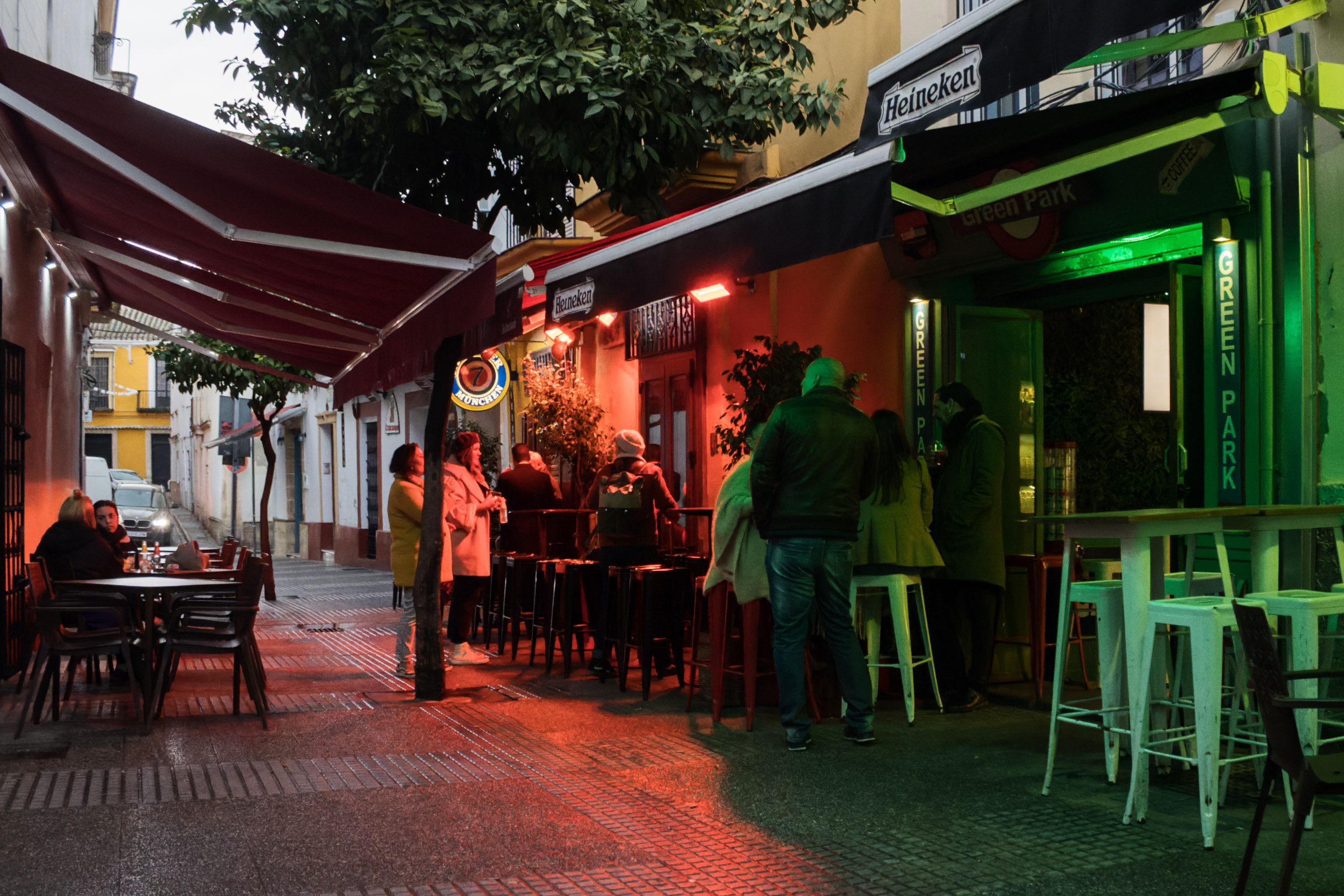 Veladores en la calle San Pablo, considerada Zona Acústicamente Saturada.