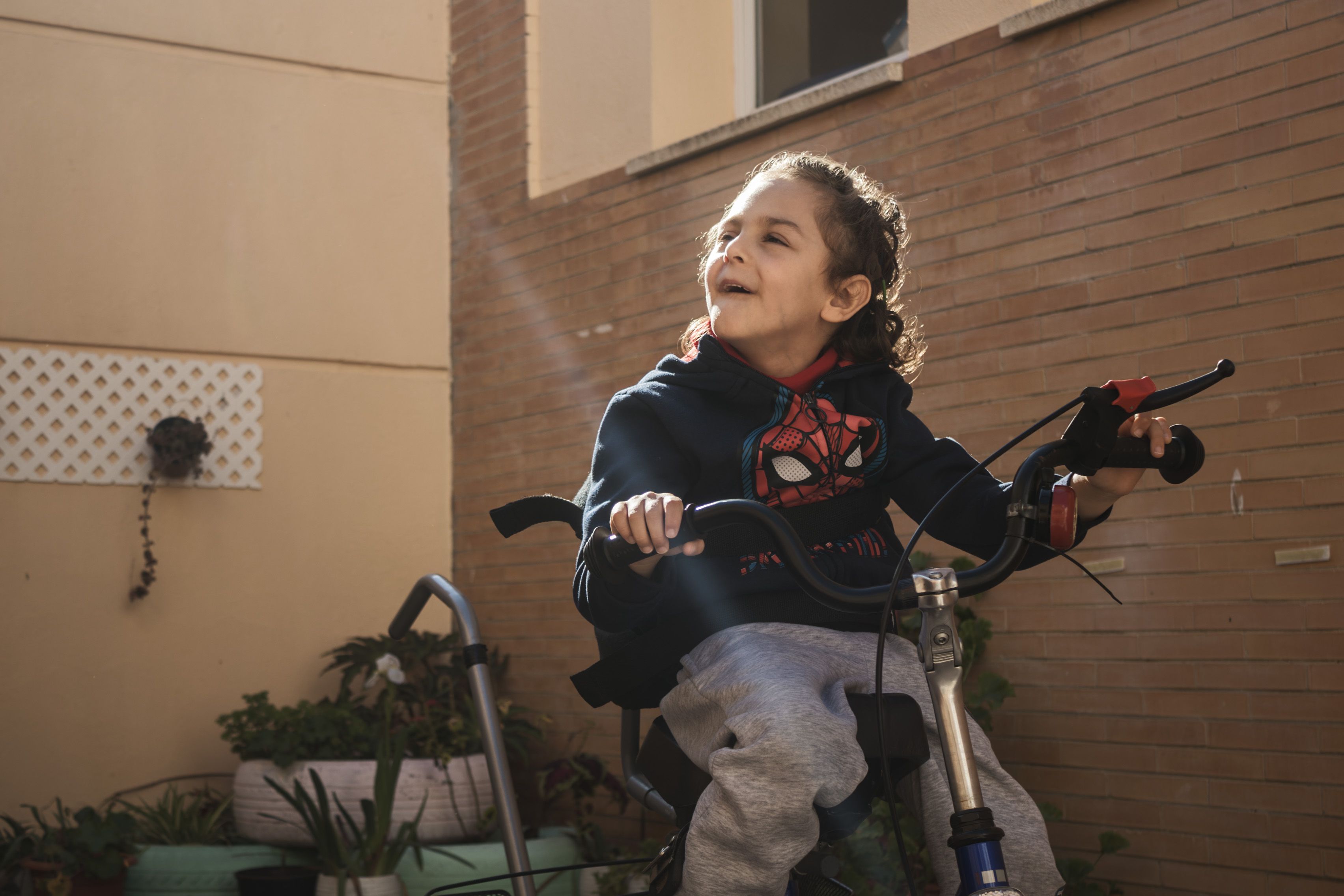 Leo Arellana, el pequeño puertorrealeño que necesita un implante auditivo. 
