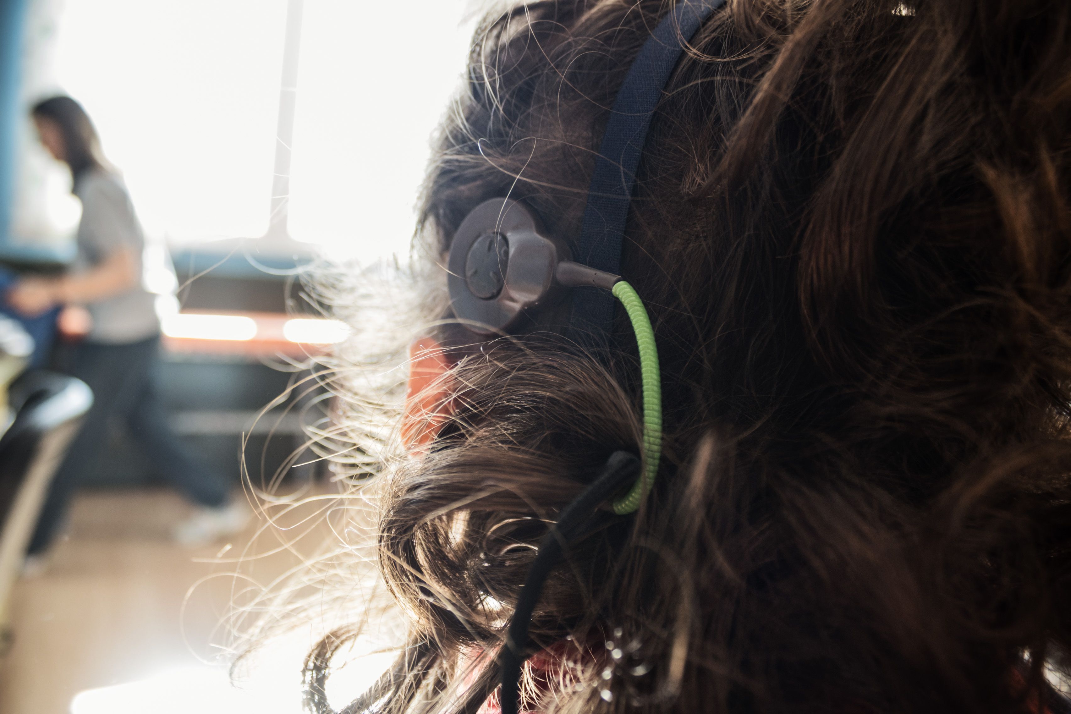 Detalle del implante coclear de su oído izquierdo. 