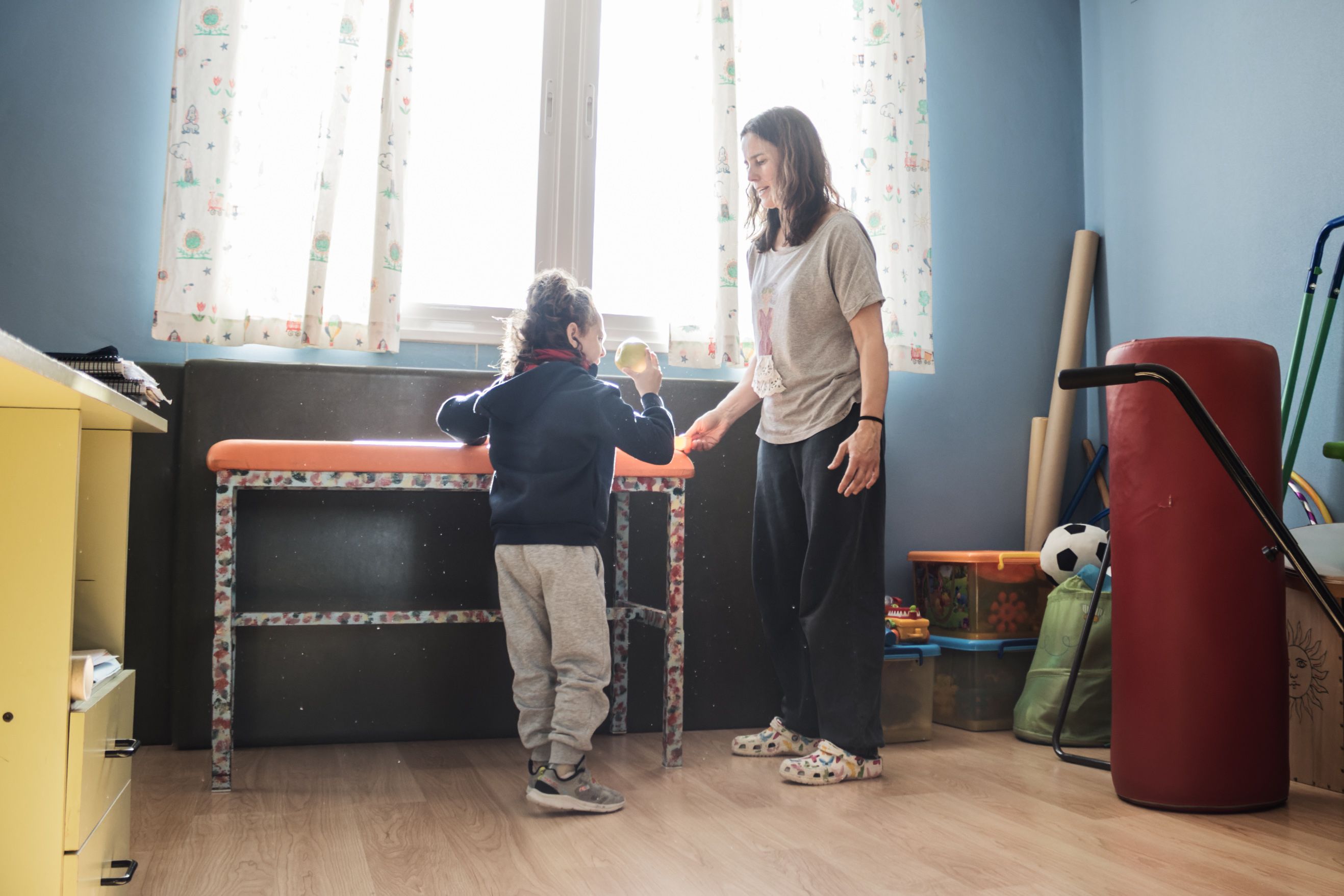 Leo con una profesional en el centro de Upace. 