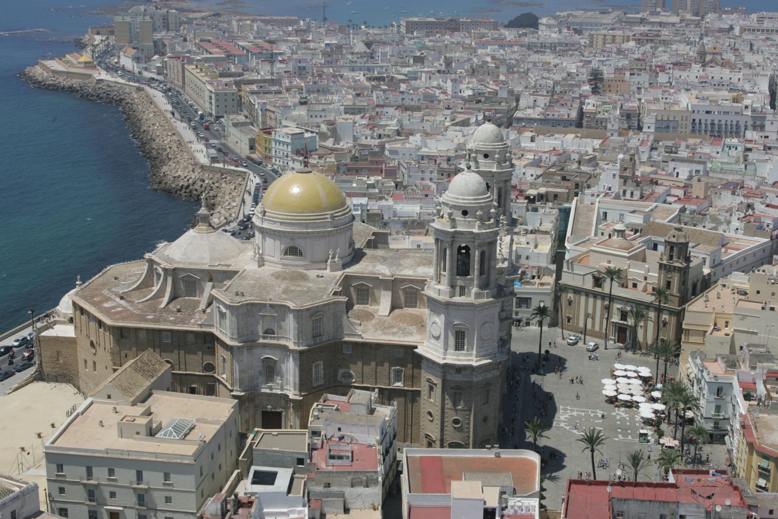 Vista aérea de Cádiz, que celebra el 28F con actividades diversas.