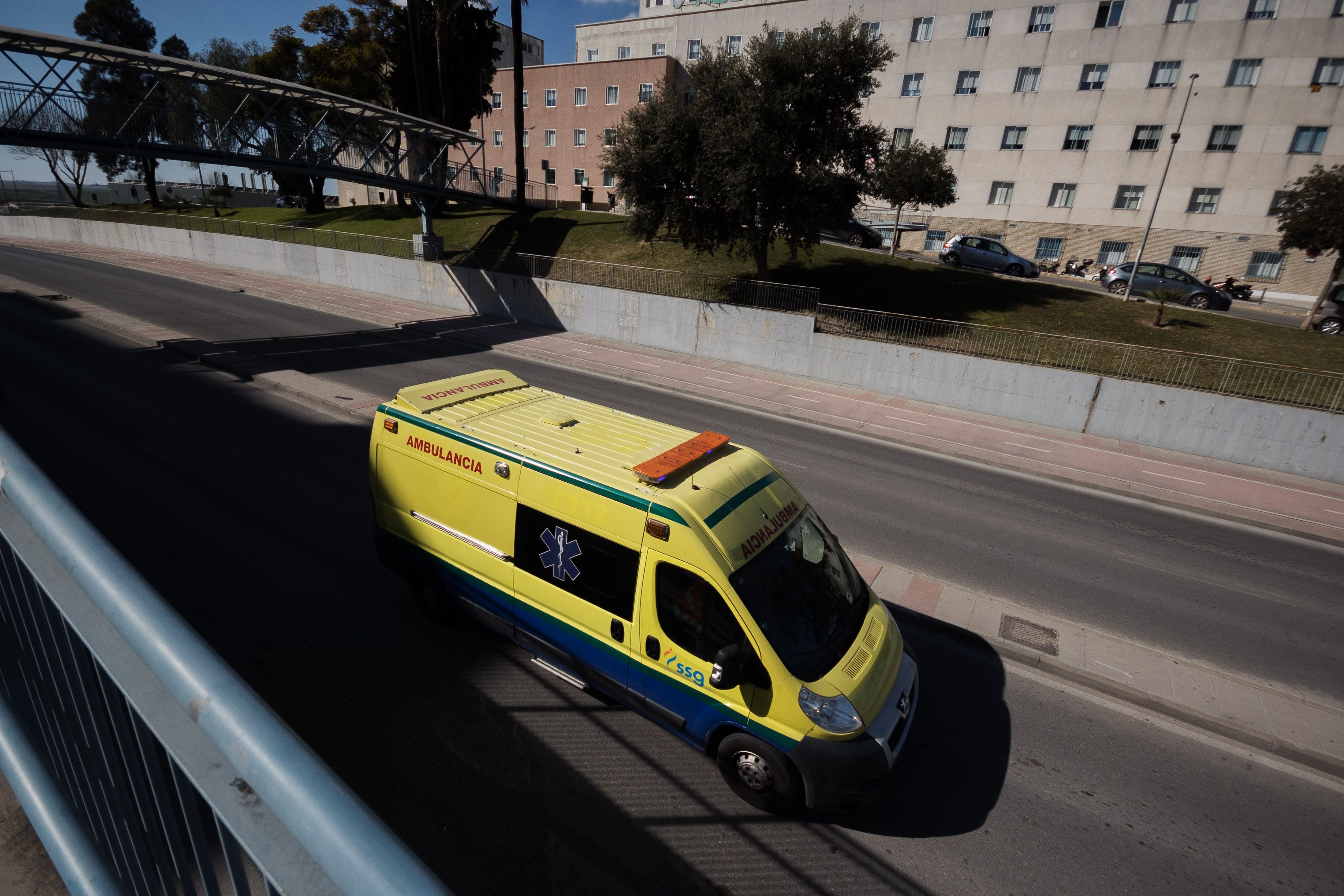 Una ambulancia en el entorno del Hospital de Jerez, en una imagen de archivo.