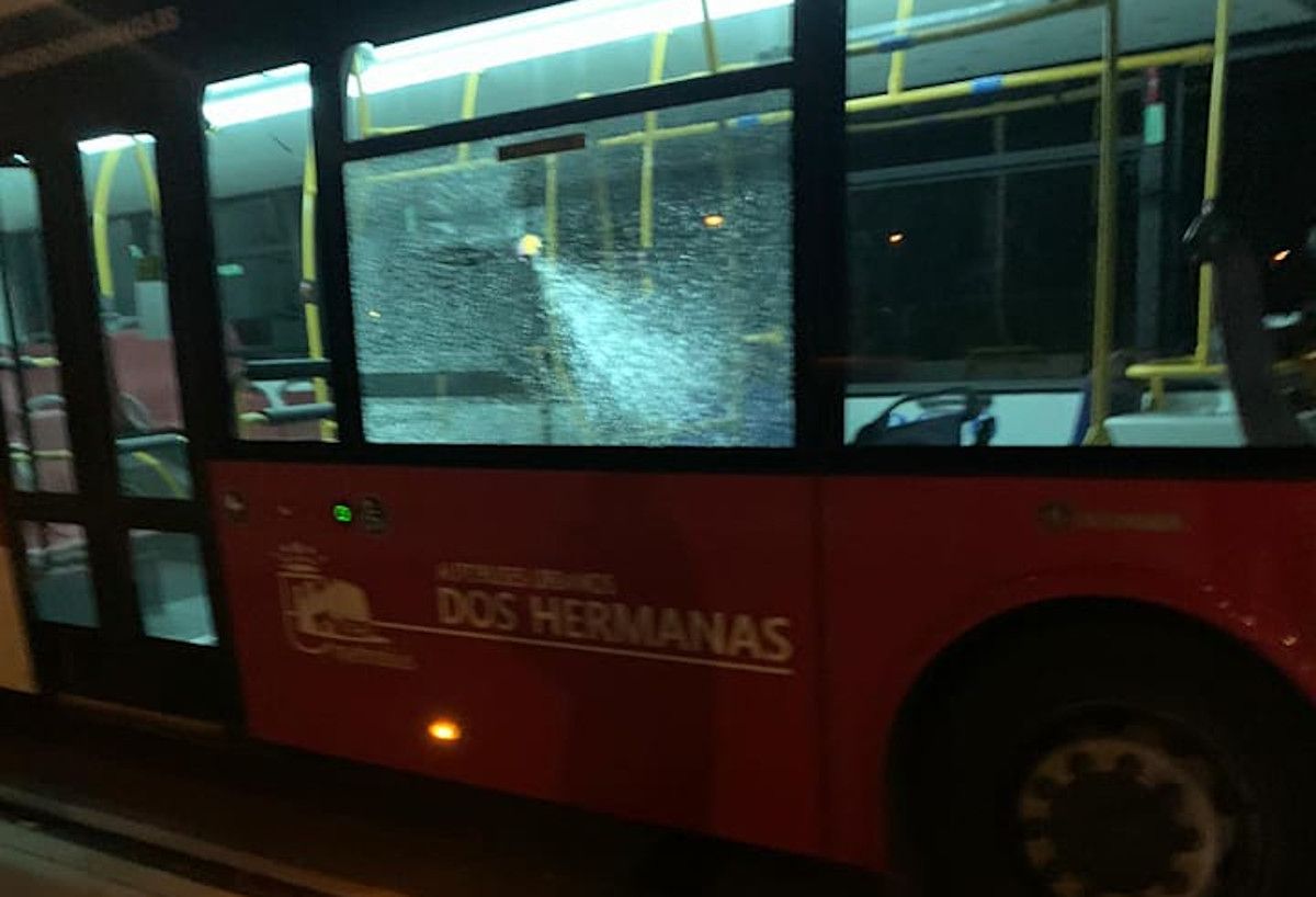 Lanzan una piedra a un autobús en Dos Hermanas, en Sevilla. 