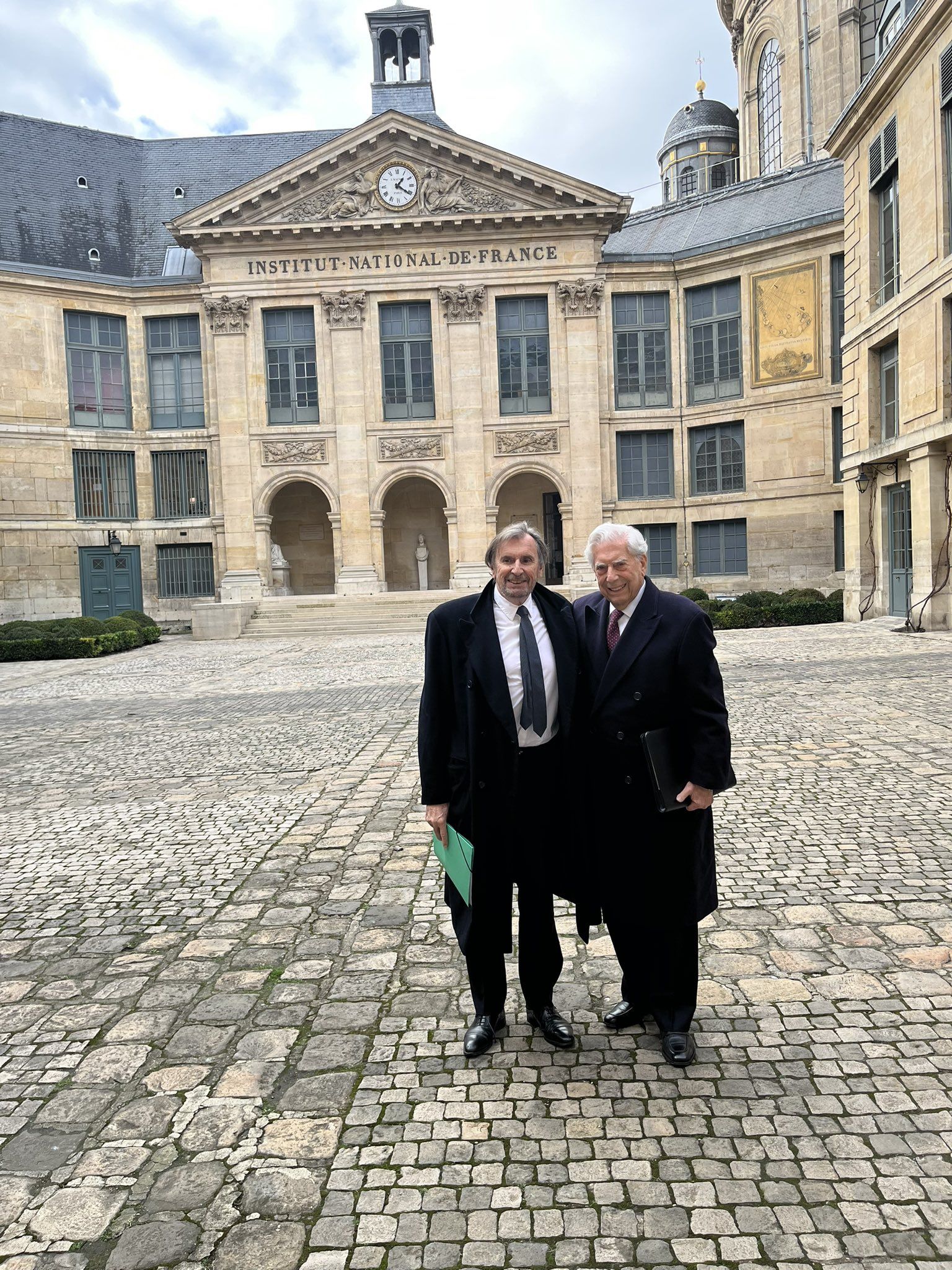 Mario Vargas Llosa y su hijo Álvaro ante la academia francesa. 