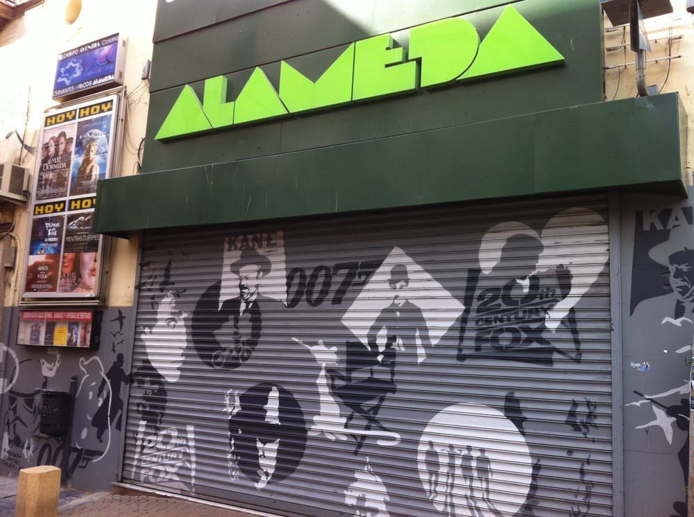 Imagen de la fachada del cine Alameda en Sevilla.